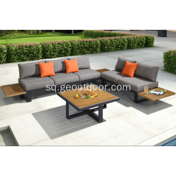 Platformë e bukur e bukur e paraqitur në divan nga forma e drurit